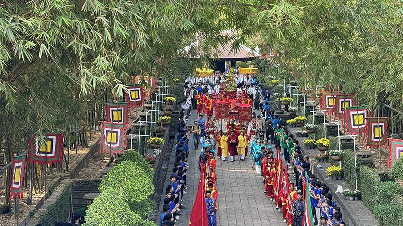 Diễu hành đón rước Lễ tại Đền Tưởng niệm các Vua Hùng, Công viên Lịch sử-Văn hóa Dân tộc. 