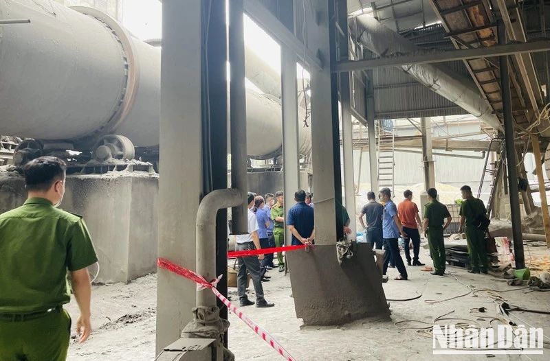 Cơ quan chức năng tổ chức khám nghiệm hiện trường vụ tai nạn lao động tại Yên Bái. (Ảnh: THANH SƠN) 