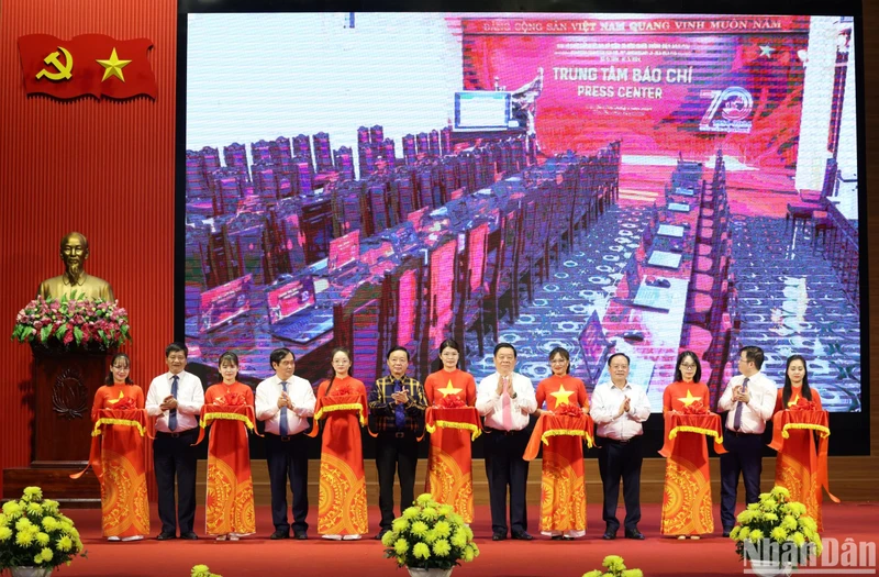 Các đại biểu cắt băng khánh thành Trung tâm Báo chí Kỷ niệm 70 năm Chiến thắng Điện Biên Phủ.