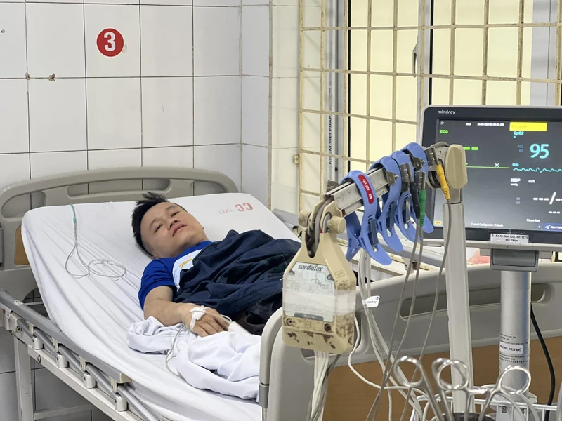 Một nạn nhân đang được cấp cứu tại bệnh viện Giao thông vận tải.