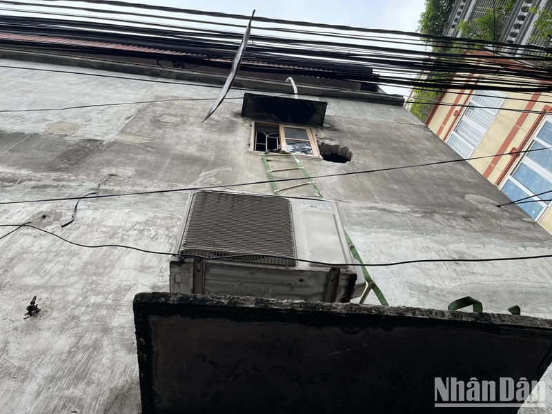 Một lối thoát được người dân đục mở tại vụ cháy nhà trọ trên phố Trung Kính.