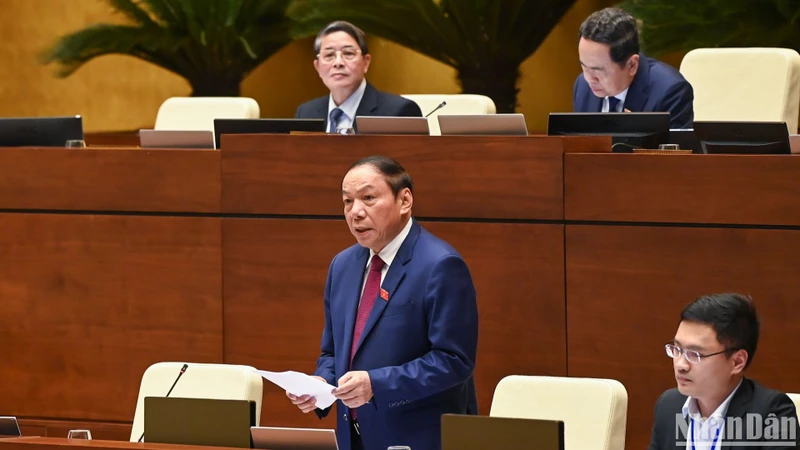Bộ trưởng Văn hóa, Thể thao và Du lịch Nguyễn Văn Hùng trả lời chất vấn của các đại biểu. (ẢNH: DUY LINH) 