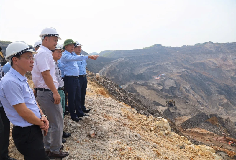 Lãnh đạo Tập đoàn Công nghiệp Than-Khoáng sản Việt Nam chỉ đạo việc khắc phục hậu quả sau bão số 3.