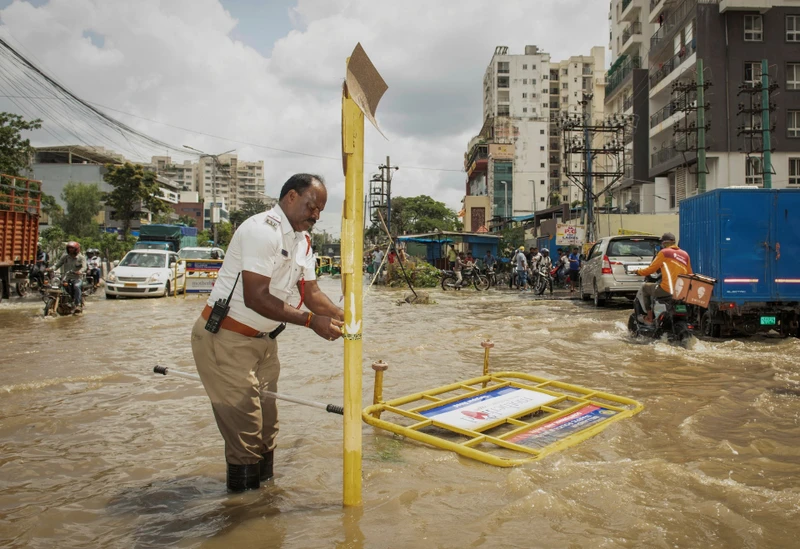 Đường phố tại bang Bengaluru (Ấn Độ) ngập lụt sau mưa lớn kéo dài. (Ảnh: Reuters)