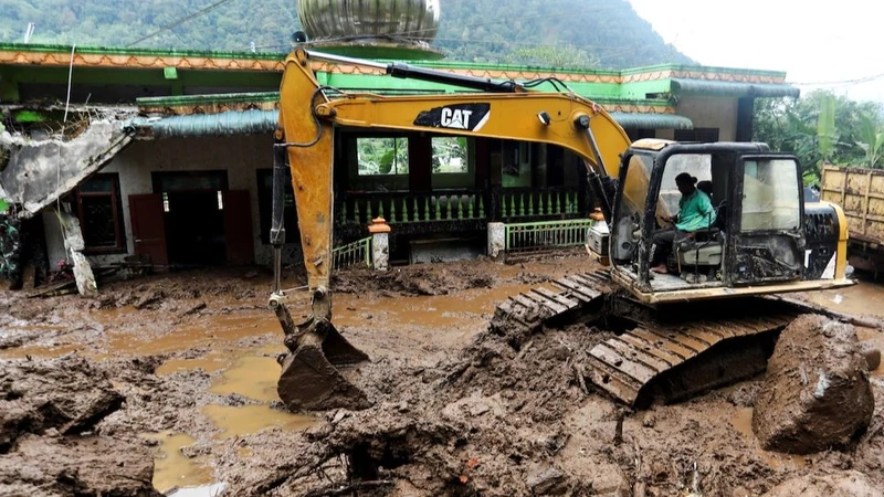 Nỗ lực tìm kiếm các nạn nhân vụ lở đất nghiêm trọng tại Bắc Sumatra (Indonesia). (Ảnh: Reuters)