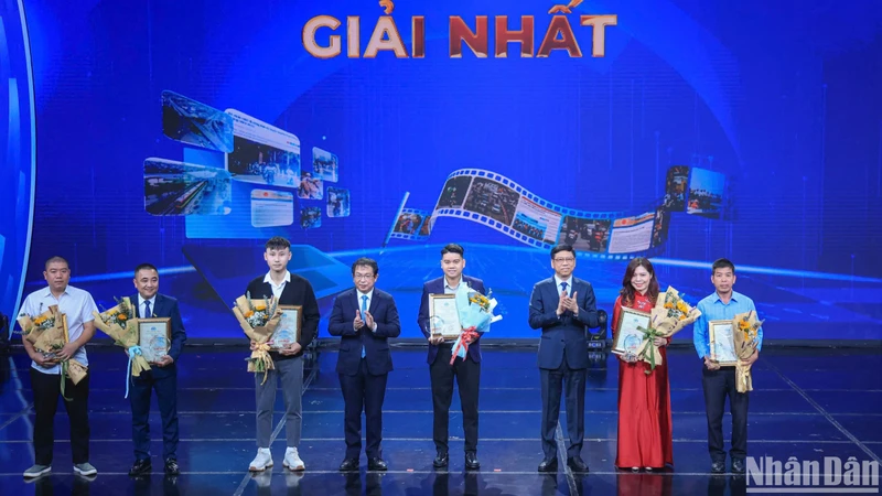 Các tác giả/nhóm tác giả đạt Giải Nhất được vinh danh.