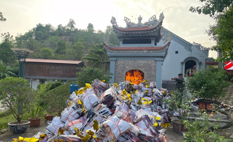 Thời gian qua trên cả nước nói chung và thành phố Hà Nội nói riêng đã ghi nhận nhiều vụ cháy xảy ra mà nguyên nhân chính là do việc thắp hương thờ cúng, đốt vàng mã không đúng quy định, không đúng quy tắc an toàn phòng cháy chữa cháy dẫn đến hậu quả nghiêm trọng.