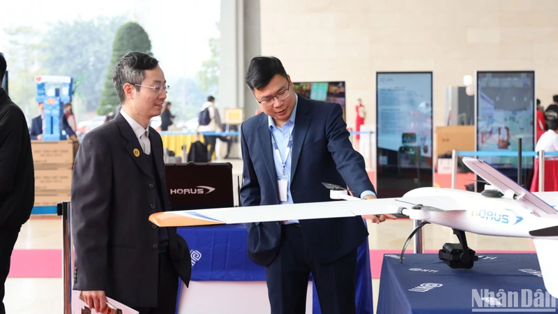 Ông Tạ Ngọc Thanh, Giám đốc Trung tâm Nghiên cứu và Phát triển (R&D) - HTI Group giới thiệu về dòng UAV HORUS tại Diễn đàn Quốc gia về doanh nghiệp công nghệ số lần thứ VI.