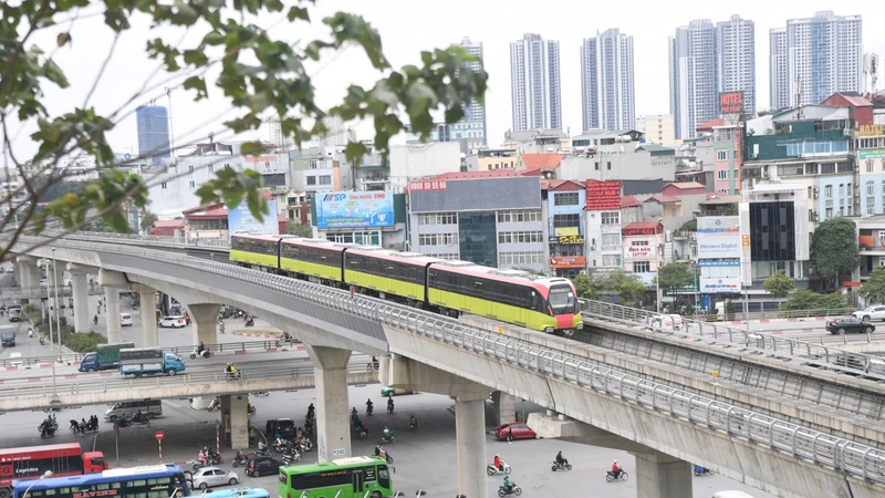 Đại diện Công ty TNHH MTV Đường sắt Hà Nội (Hà Nội Metro) cho biết, hai tuyến đường sắt đô thị (Cát Linh-Hà Đông, Nhổn-Ga Hà Nội) sẽ chạy xuyên giao thừa.