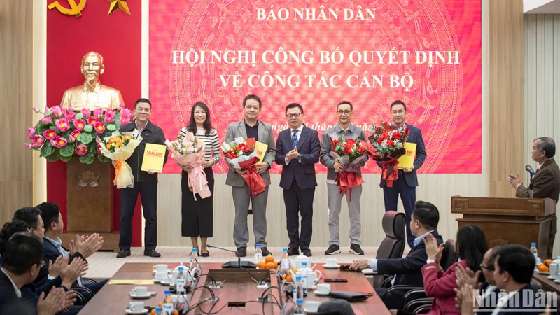 Đồng chí Lê Quốc Minh, Ủy viên Trung ương Đảng, Tổng Biên tập Báo Nhân Dân trao quyết định công tác cán bộ cho các đồng chí lãnh đạo Ban Chính trị - Ngoại giao. (Ảnh: SƠN TÙNG)