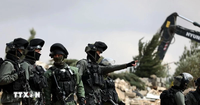Binh sỹ Israel được triển khai tại thành phố Hebron, Bờ Tây. (Ảnh: THX/TTXVN) 
