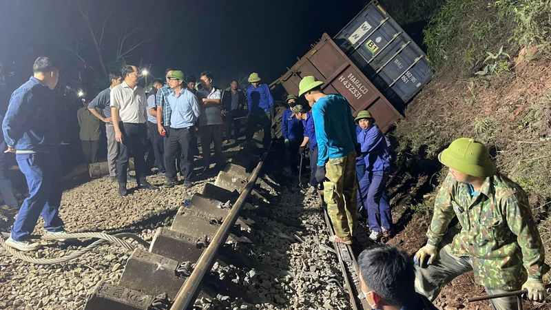Công nhân đường sắt xuyên đêm khắc phục sự cố lật tàu hàng tại Hà Tĩnh.