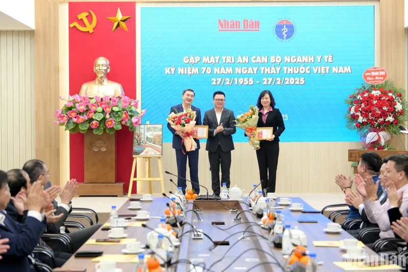 Đồng chí Lê Quốc Minh trao Kỷ niệm chương Vì sự nghiệp Báo Nhân Dân cho các đồng chí Đào Hồng Lan, Bộ trưởng Y tế, Trần Văn Thuấn, Thứ trưởng Y tế. (Ảnh: Thế Đại)
