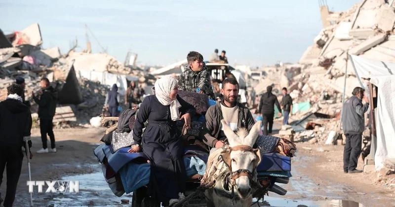 Người dân Palestine sơ tán tránh xung đột tại Gaza. (Ảnh: THX/TTXVN) 