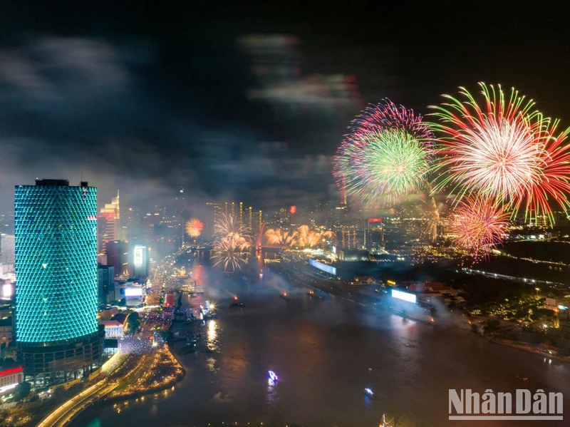 Đúng 21 giờ ngày 30/4, pháo hoa được bắn lên bầu trời Thành phố Hồ Chí Minh, mừng 50 năm Ngày Giải phóng miền nam, thống nhất đất nước. (Ảnh THẾ ĐẠI/nhandan.vn)