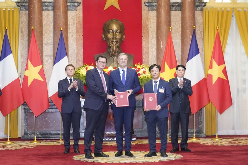 Chủ tịch nước Lương Cường và Tổng thống Pháp Emmanuel Macron chứng kiến Airbus, CNES và VAST trao đổi thỏa thuận hợp tác.