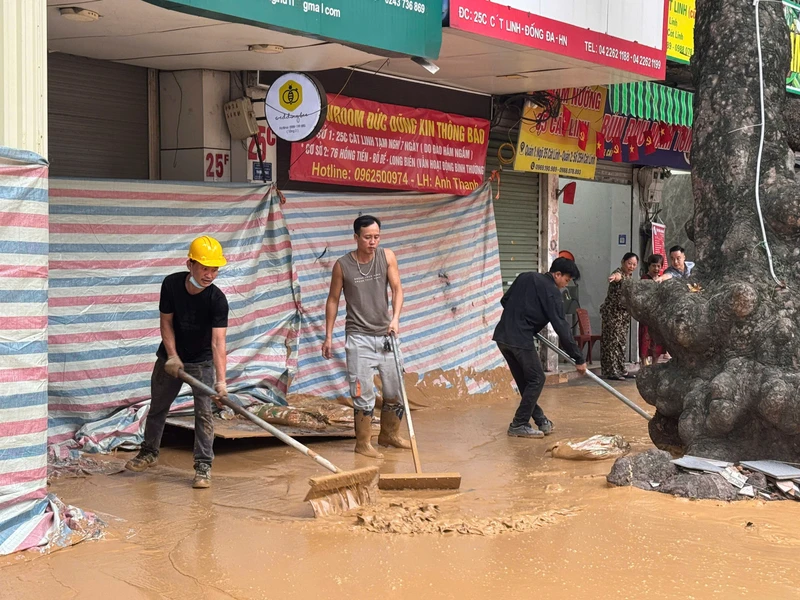 Chiều 27/5, một lượng lớn bùn lỏng đã bất ngờ trào lên kín mặt đường, ảnh hưởng tới nhiều hộ dân trên đường Cát Linh (Đống Đa, Hà Nội).