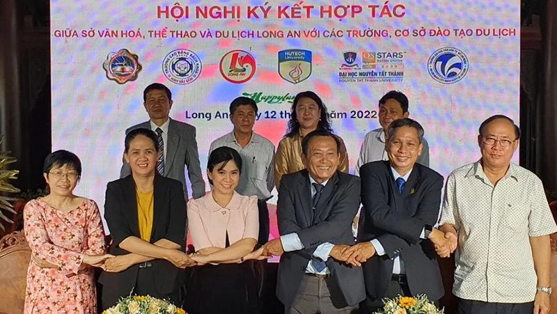 Lãnh đạo Sở Văn hóa, Thể thao và Du lịch Long An ký kết hợp tác với các trường đại học, cao đẳng, trung cấp có đào tạo chuyên ngành du lịch.