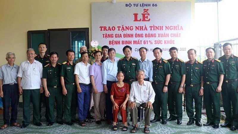 Gia đình ông Đặng Xuân Chất, xã Cộng Hòa, huyện Nam Sách trong ngày vui khánh thành ngôi nhà tình nghĩa.