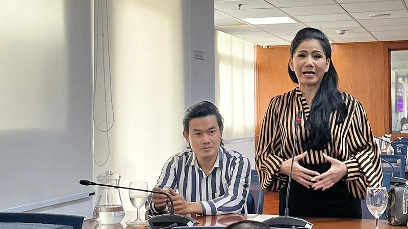 Nghệ sĩ ưu tú Phương Loan phát biểu trong buổi họp báo.