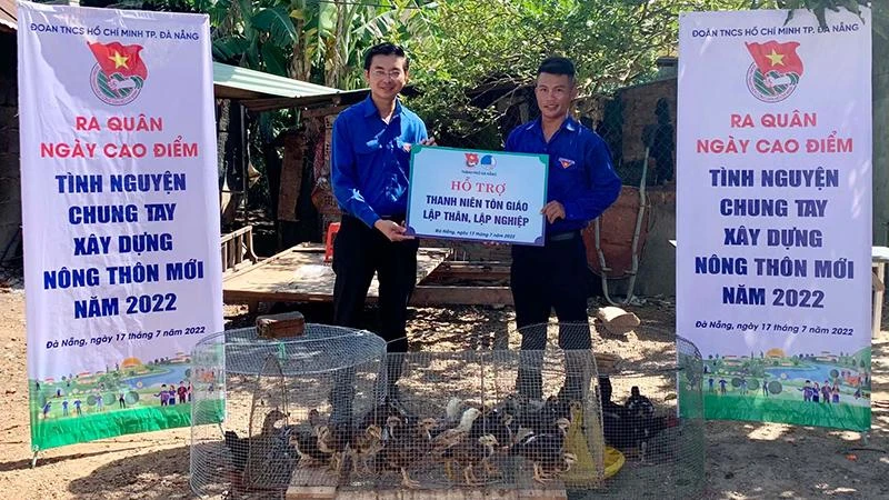 Trao tặng gà giống cho thanh niên.