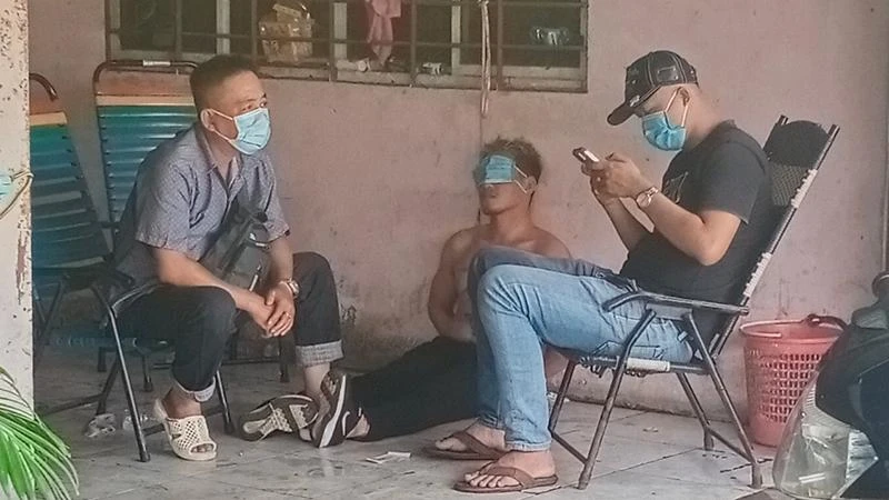 Đến trưa 18/7, đối tượng Nguyễn Huỳnh Quốc Toàn (giữa) vẫn còn biểu hiện “ngáo đá”.