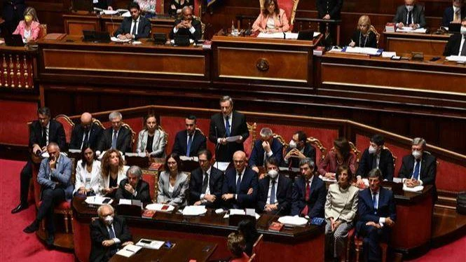 Thủ tướng Italy Mario Draghi (giữa, hàng 3) phát biểu tại phiên bỏ phiếu tín nhiệm chính phủ của Thượng viện ở Rome, ngày 20/7/2022. (Ảnh: THX/TTXVN)
