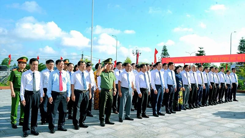 Lãnh đạo và nhân dân tỉnh Hải Dương dâng hương tưởng niệm Chủ tịch Hồ Chí Minh.