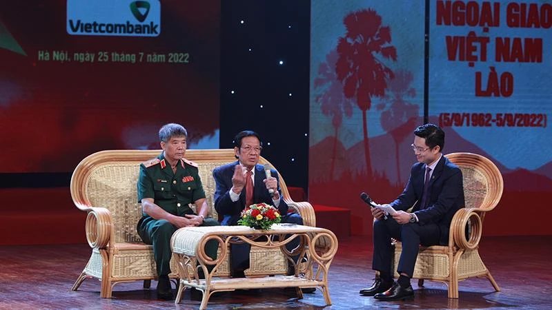 Các đại biểu giao lưu, chia sẻ những hồi ức về đồng đội và một thời chiến tranh.