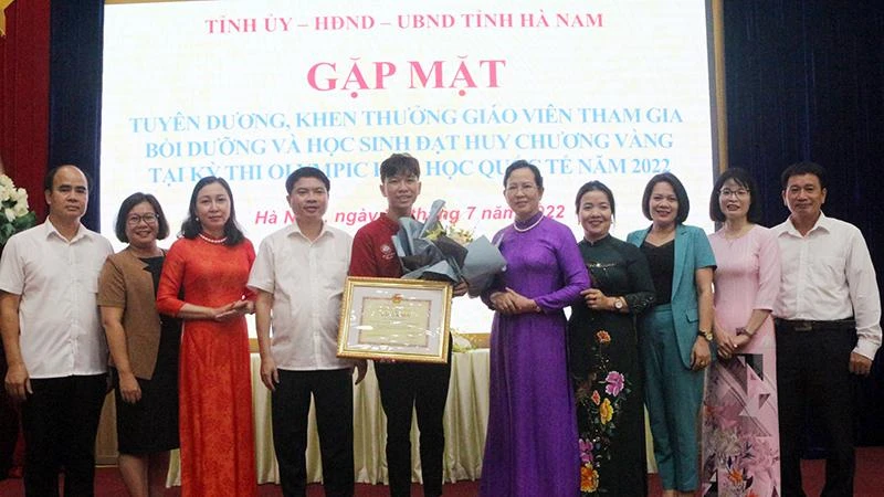 Các đồng chí Thường trực Tỉnh ủy trao Bằng khen, tặng hoa và quà chúc mừng em Trần Đức Minh.