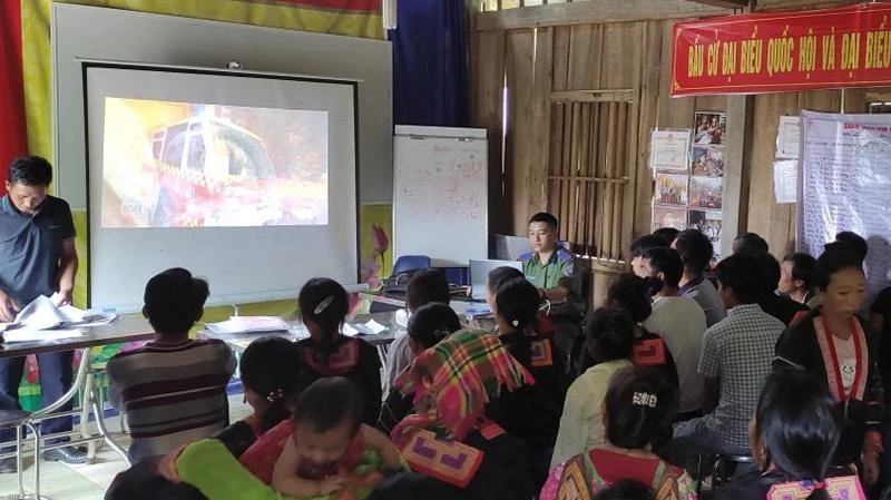 Cán bộ Ban Quản lý rừng phòng hộ Mường Chà tuyên truyền tiện tích mở tài khoản ngân hàng đến các chủ rừng trên địa bàn.
