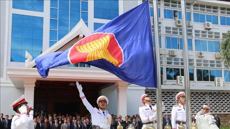 Nghi lễ thượng cờ kỷ niệm 52 năm Ngày thành lập ASEAN tại Lào. Ảnh tư liệu: Xuân Tú/TTXVN