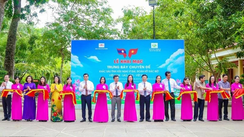 Cắt băng khai mạc Triển lãm “Khắc sâu tình hữu nghị vĩ đại, đoàn kết đặc biệt Việt Nam-Lào, Lào-Việt Nam”.