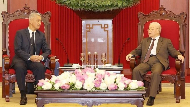 Tổng Bí thư Nguyễn Phú Trọng tiếp đồng chí Anouphap Tounalom, Bí thư Trung ương Đảng Nhân dân Cách mạng Lào, Bí thư Thành ủy, Chủ tịch Hội đồng Nhân dân Thủ đô Vientiane (Lào) thăm và làm việc tại Việt Nam. (Ảnh: Trí Dũng/TTXVN)