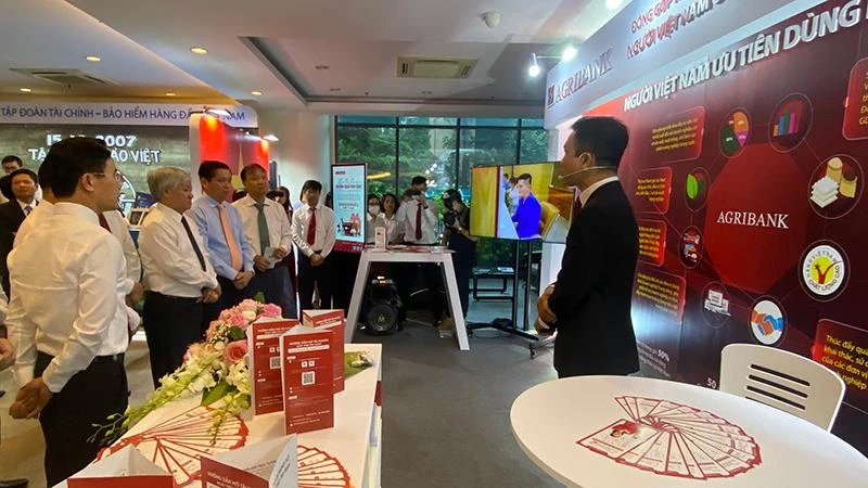 Các đồng chí lãnh đạo tham quan gian hàng Ngân hàng Agribank.