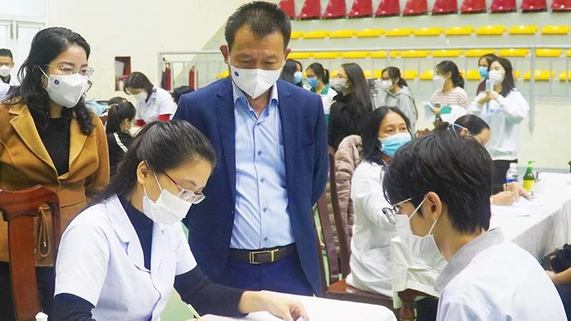 Giám đốc CDC Quảng Bình Đỗ Quốc Tiệp (đứng giữa) giám sát công tác tiêm vaccine phòng dịch Covid-19 cho học sinh.