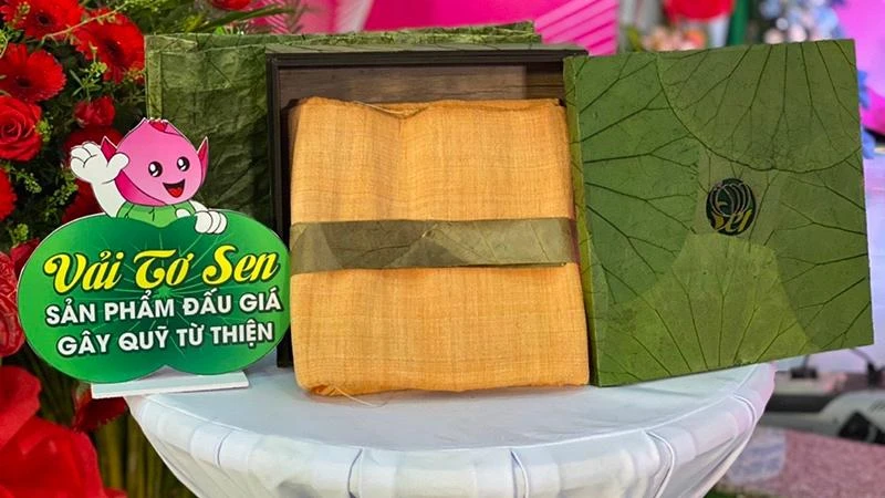 Mảnh vải lụa tơ sen khổ 1,4m × 3,5m được đấu giá 50 triệu đồng.
