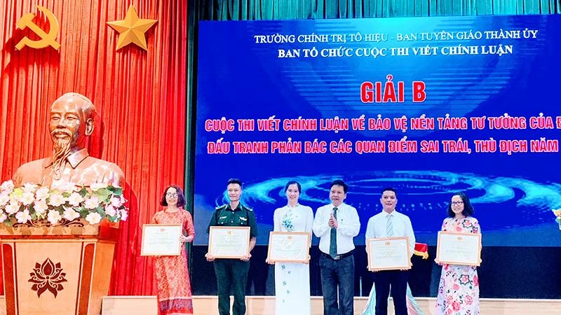 Ban tổ chức trao giải cho các tác giả có tác phẩm đoạt giải.
