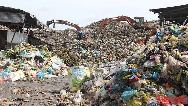 Bãi rác Hòa Phú, huyện Long Hồ, tỉnh Vĩnh Long mỗi ngày tiếp nhận khoảng 350 tấn rác thải, sắp không còn chỗ chứa. 