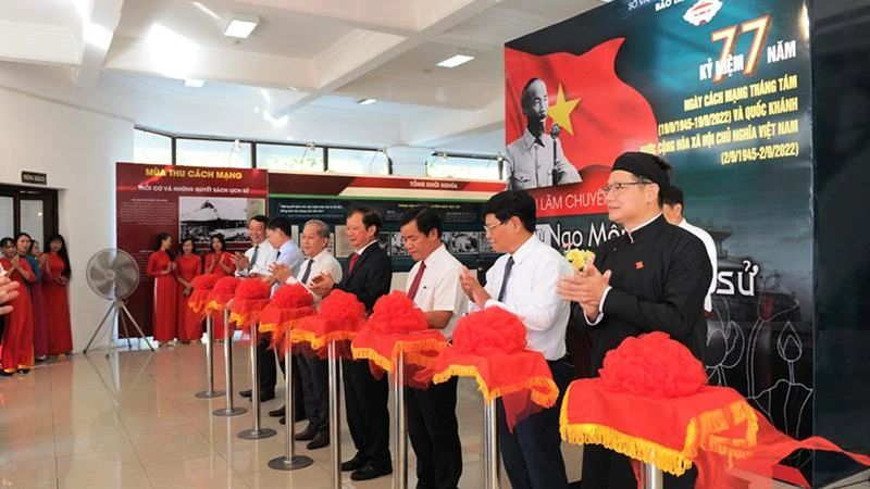 Cắt băng khai mạc triển lãm chuyên đề “Từ Ngọ Môn đến Ba Đình lịch sử”.