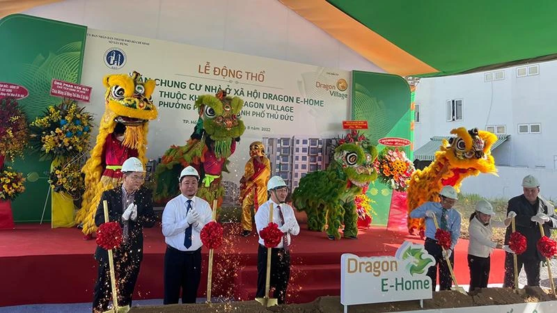 Lãnh đạo Sở Xây dựng, thành phố Thủ Đức cùng chủ đầu tư thực hiện nghi thức động thổ dự án nhà ở xã hội Dragon E-Home.