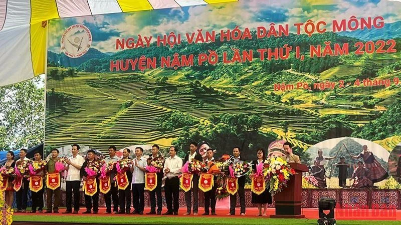 Các đồng chí lãnh đạo Huyện ủy, Ủy ban nhân dân huyện Nậm Pồ trao cờ lưu niệm tặng các đoàn tham gia Ngày hội.