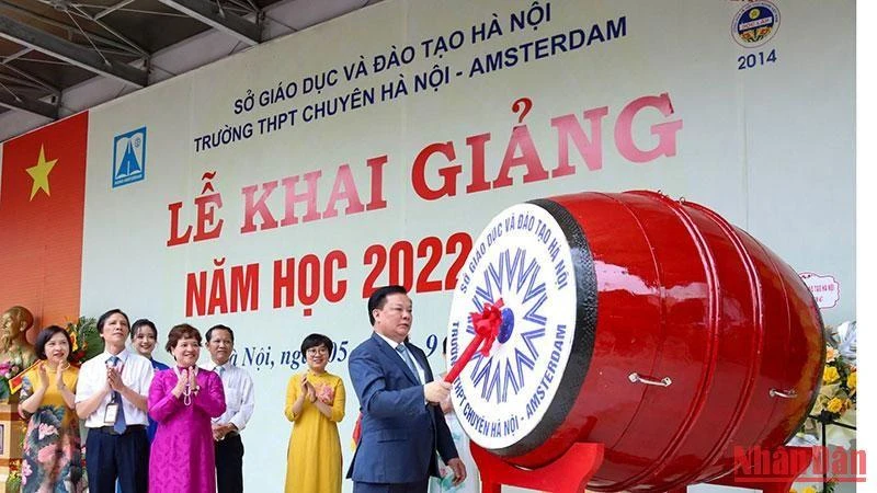 Bí thư Thành ủy Đinh Tiến Dũng đánh trống khai giảng năm học mới tại Trường THPT chuyên Hà Nội-Amsterdam. (Ảnh Duy Linh)