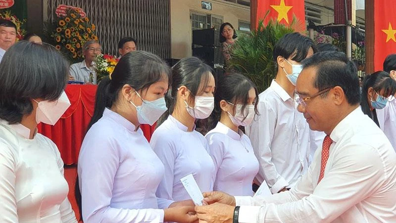 Bí thư Tỉnh ủy Long An Nguyễn Văn Được dự lễ khai giảng năm học mới tại Trường trung học phổ thông Nguyễn Hữu Thọ, xã Thanh Phú (huyện Bến Lức) và trao học bổng cho học sinh. 