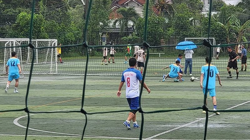 Cầu thủ tranh tài quyết liệt trên sân.