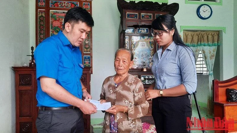 Tỉnh đoàn đến thăm hỏi, động viên gia đình bé Nguyễn Duy Khánh. (Ảnh: BÁ DŨNG) 