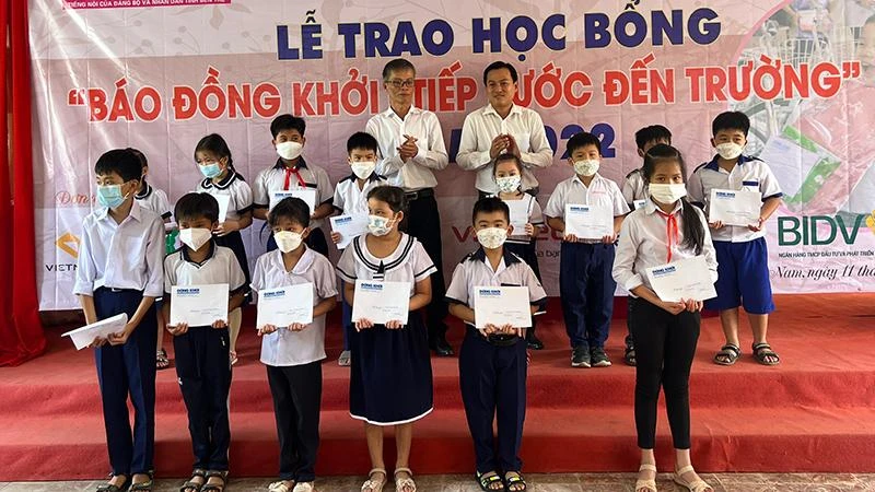 Ban Tổ chức trao học bổng cho học sinh nghèo, vượt khó trong học tập.