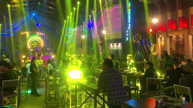 Khu vực giải trí của cơ sở Thiên Văn Cà Mau Gossip tại thời điểm kiểm tra vào rạng sáng 12/9, có khá đông người và phần đông trong số đó dương tính với chất ma túy. 