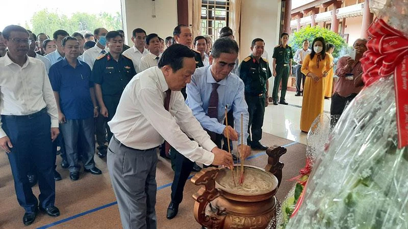 Lãnh đạo tỉnh Vĩnh Long dâng hương tại Khu lưu niệm vào sáng 13/9. (Ảnh: BÁ DŨNG)