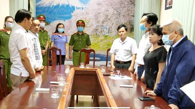Các bị can nguyên là cán bộ, lãnh đạo, nhân viên ngành y tế tỉnh Đắk Lắk liên quan đến các sai phạm đấu thầu thuốc xảy ra trong giai đoạn 2014-2015 thời điểm bị khởi tố, bắt giam.